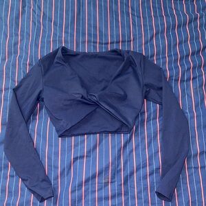 Navy Long-Sleeve Twist Activewear Front Crop Top - Women